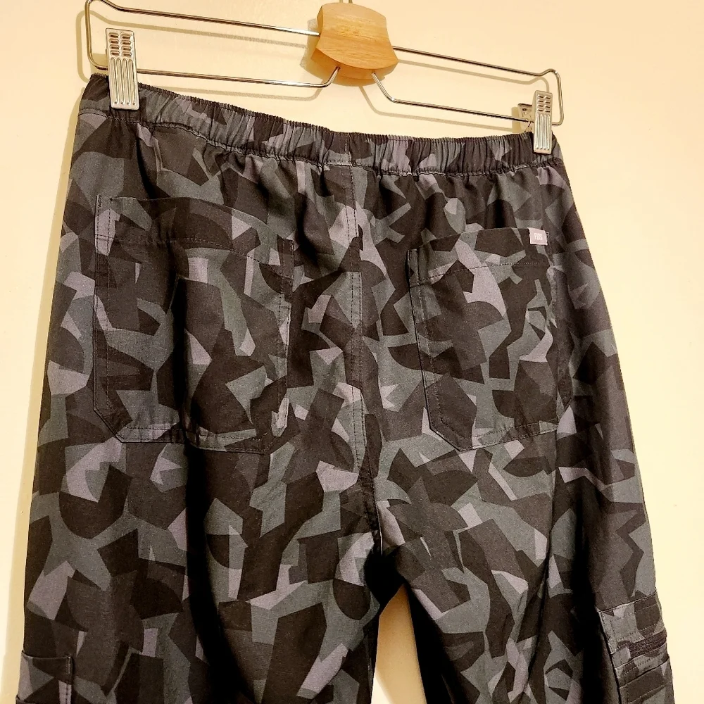 FIGS | Men's Black & Gray Camouflage Cargo Jogger Medical Scrubs Pants (Size XS)